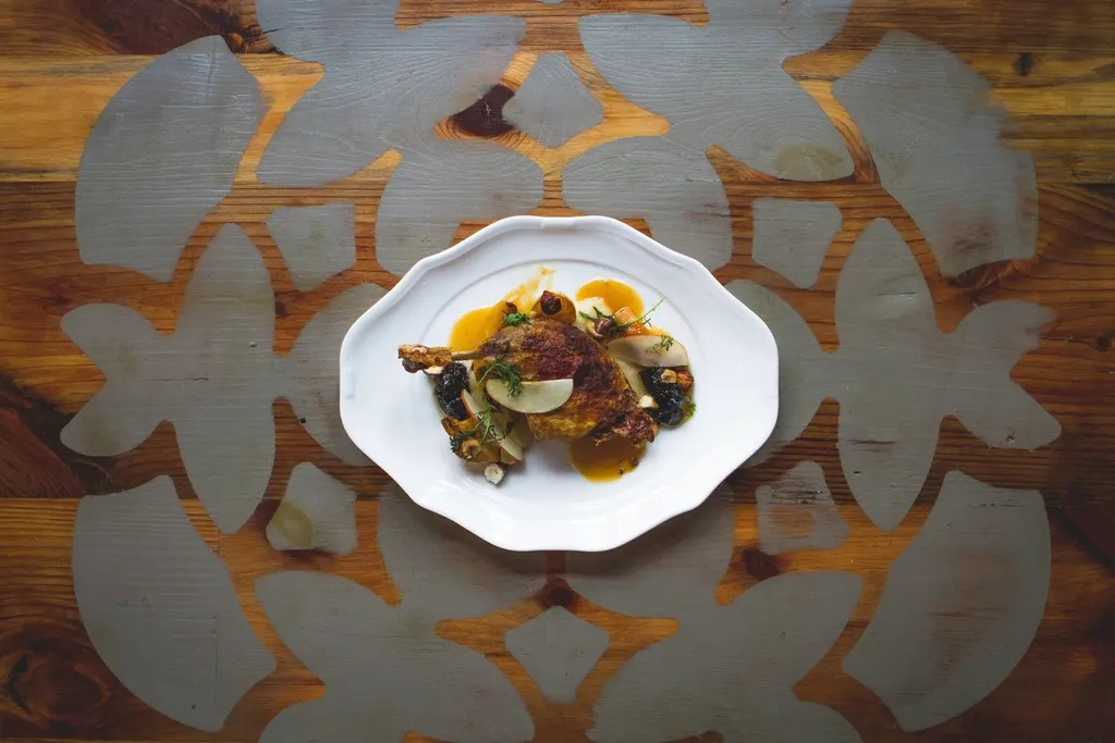 Assiette gastronomique dressée sur une table en bois